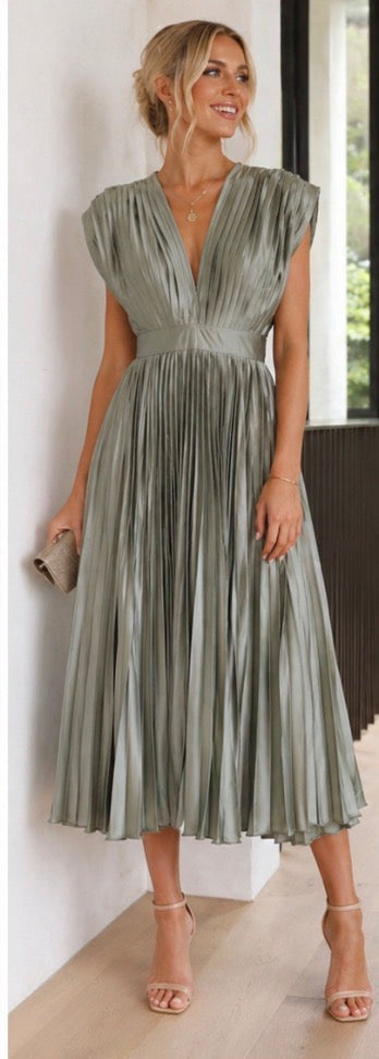 Lily | Timeless Pleated Midi Dress